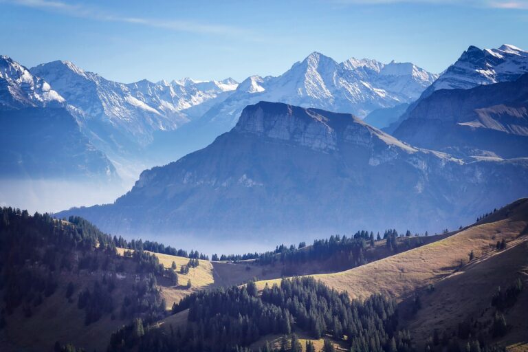 Die Schweiz im Wandel der Jahreszeiten: Naturphänomene und Traditionen