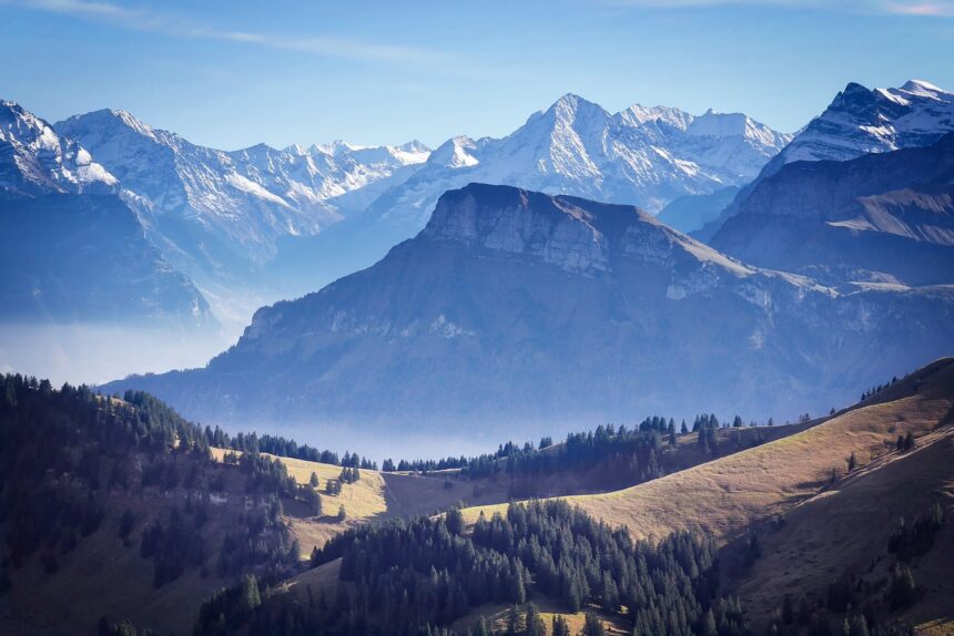 Die Schweiz im Wandel der Jahreszeiten: Naturphänomene und Traditionen