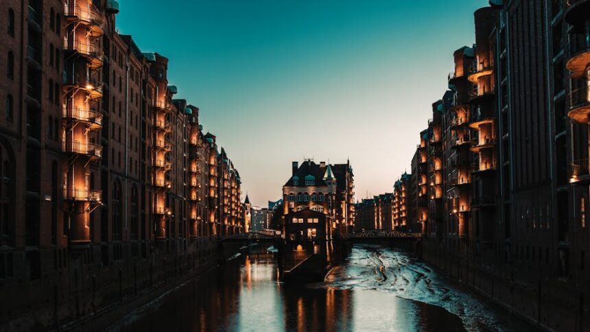 historia hamburg - Stunning view of the illuminated Speicherstadt district in Hamburg at dusk, refle