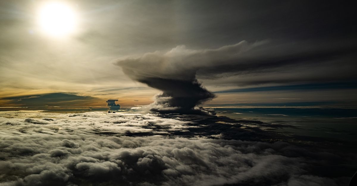 Wolkenhimmel von oben – Cloud Seeding soll Niederschlag gezielt ausloesen