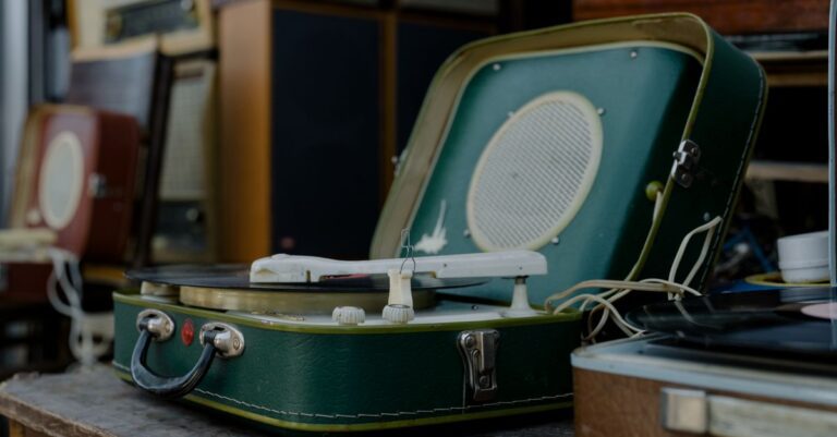 Schallplatte auf einem Plattenspieler – Musiklegenden des 20. Jahrhunderts