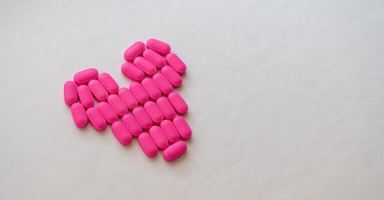 Medikamente auf hellem Tisch – Ritalin und die Behandlung von ADHS sachlich erklärt