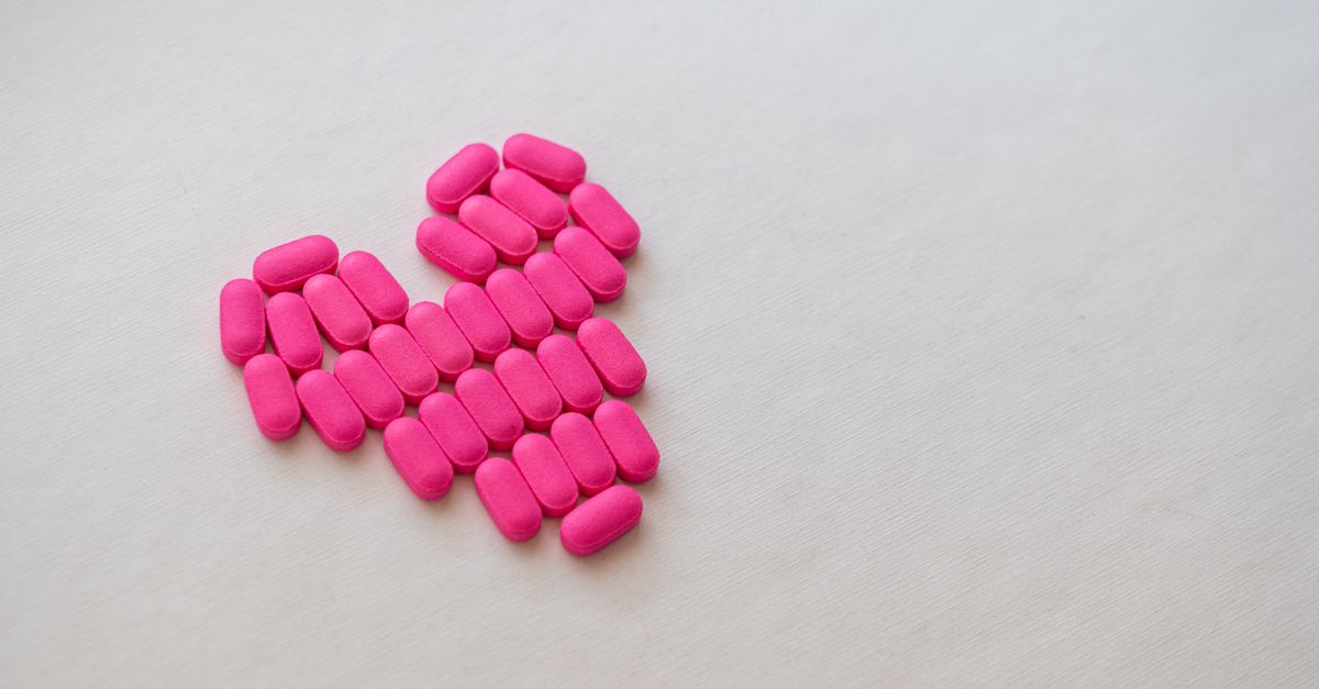 Medikamente auf hellem Tisch – Ritalin und die Behandlung von ADHS sachlich erklärt